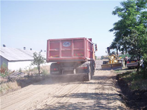 2009-juli-20-vrachtwagens-met-zand-en-15-met-grind.jpg