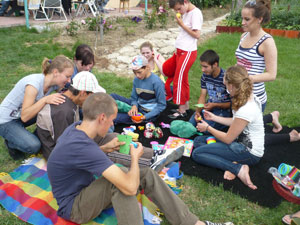 2011-juni-leerlingen-van-spw-landstede-uit-Raalte-zijn-creatief-met-de-verstandelijk-gehandicapte-jongeren-bij-de-zorgboerderij-.jpg