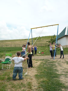 2011-juni-leerlingen-van-spw-landstede-uit-raalte-zetten-een-schommel-op.jpg
