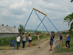 2011-juni-leerlingen-van-spw-landstede-zetten-een-schommel-op-bij-de-zorgboerderij.jpg
