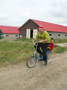 2011-juni-samen-fietsen-op-de-weg-bij-de-zorgboerderij-.jpg