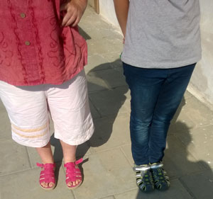 2015-09-01-nieuwe-sandalen-voor-mariana-en-Cristina.jpg